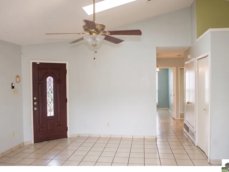 2404 Fieldstone Dr — Photo 3