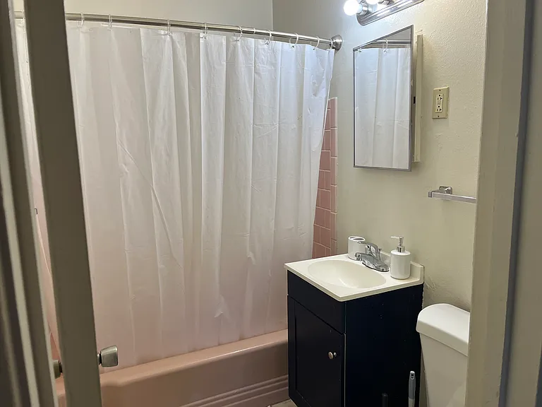 Totally Remodeled 2 Bedroom w/ Private Yard and Washer / Dryer in Unit — Photo 10