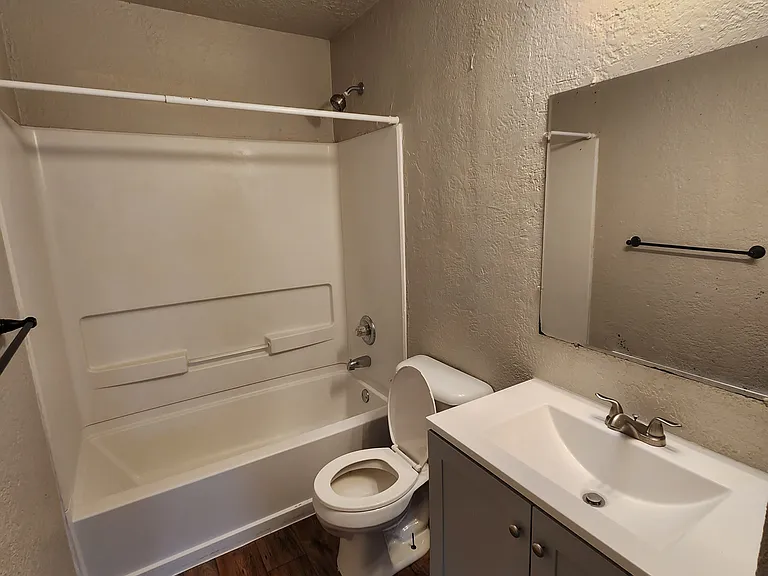 1021 Hillside Dr — Photo 6