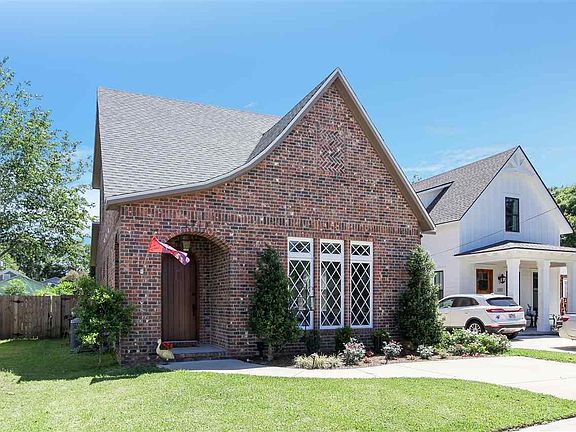 4th image of 1319 E De Soto St