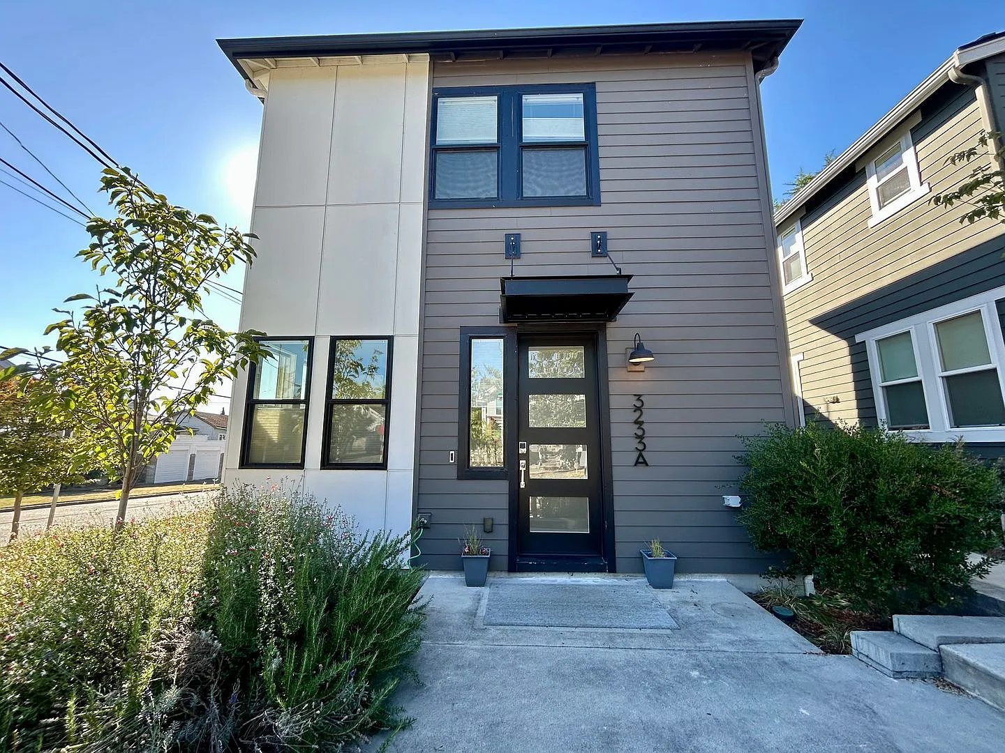 Beautiful 2 Bed 2.5 Bath Townhouse In Quiet Beacon Hill Neighborhood — Photo 1