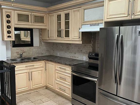 3rd image of 112 Troy St