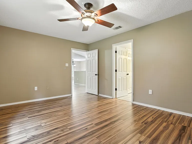 1614 Calgary Trl — Photo 15