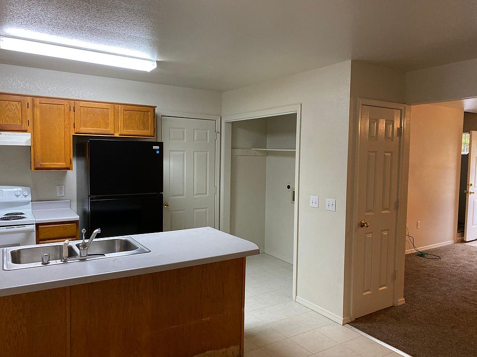 2nd image of 400 Camellia Dr #A