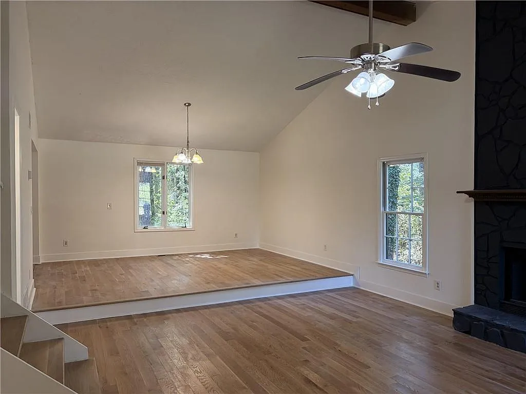 4 bed, 3.0 bath, 2097 sqft, $2,600 — Photo 2