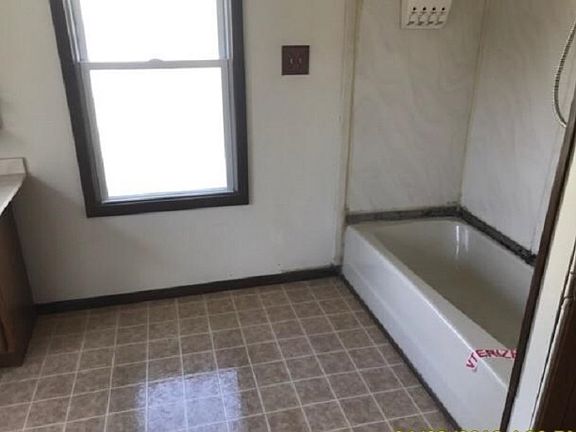 2nd image of 7813 Rose Ave