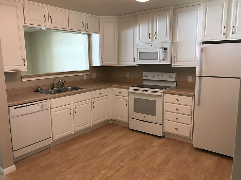 Colonial Village Apartments — Photo 5