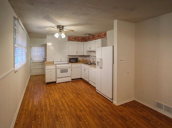 3rd image of 3524 Daviess St