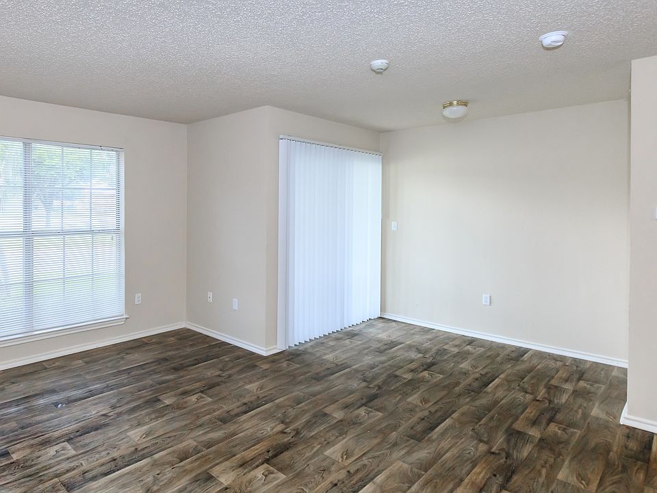 1 bedroom/1 bathroom living room