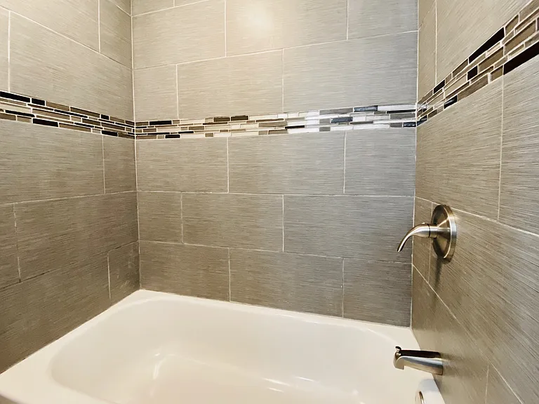 410 E 6th St #5 — Photo 5