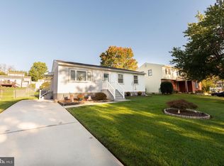 15 E Rivers End Dr, Claymont, DE 19703