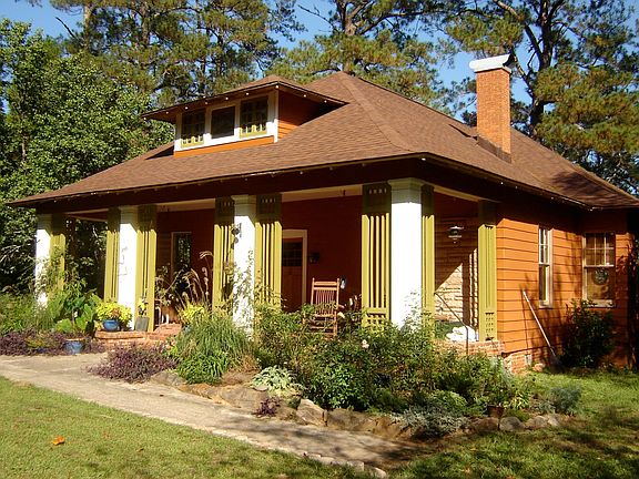 Large front porch w chair swings