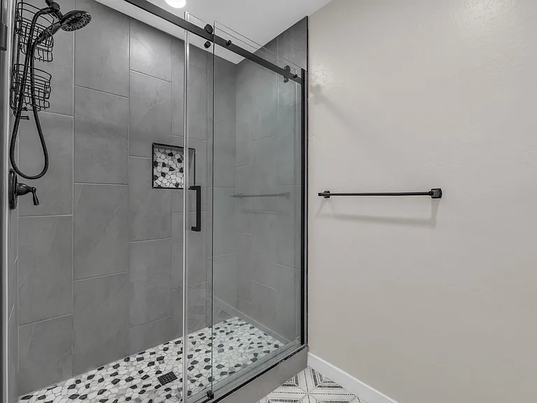 325 E Mitchell Dr — Photo 18