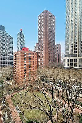 4th image of 200 E 94th St APT 707