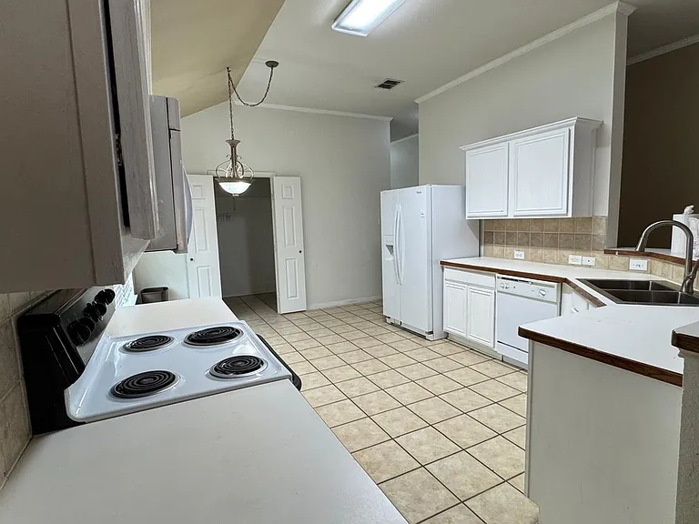 8416 Prairie Fire Dr — Photo 3