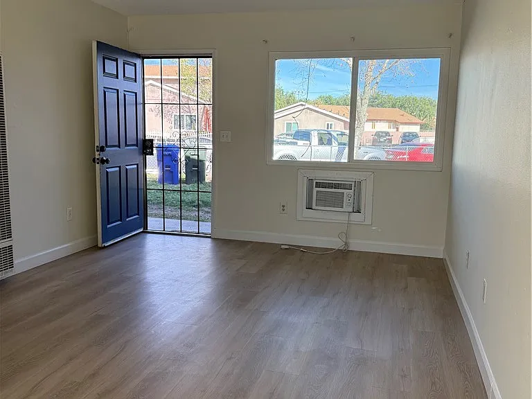 558 S Benjamin St — Photo 6