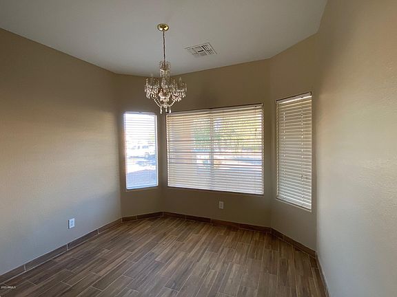 4th image of 806 S 124th Ave