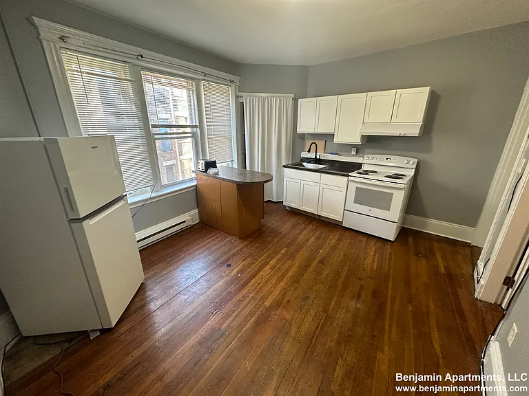 881 Huntington Ave #8 — Photo 2