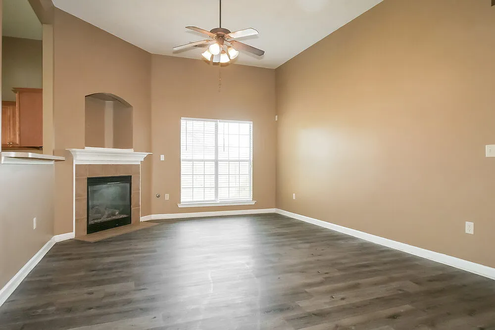 3 bed, 2.0 bath, 1505 sqft, $2,070 — Photo 4