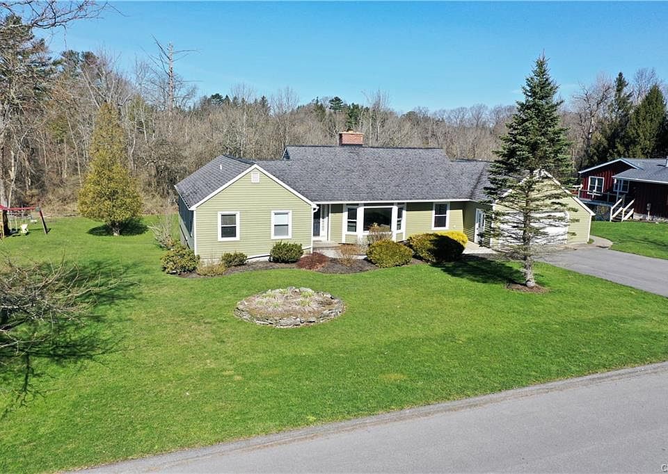 1st image of 10 Gillette Ln