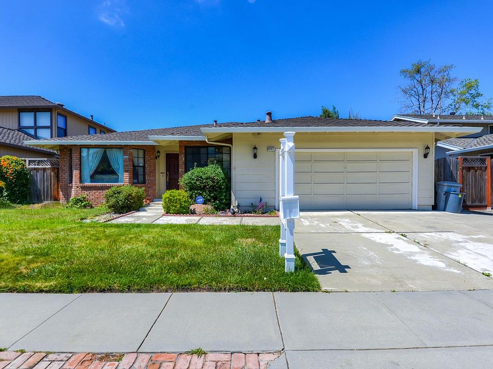 1st image of 48871 Gamay Dr
