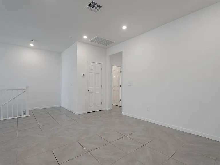 902 Bronzite St — Photo 19