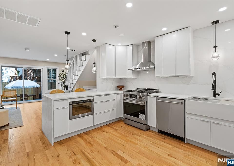1st image of 306 Grand St #1