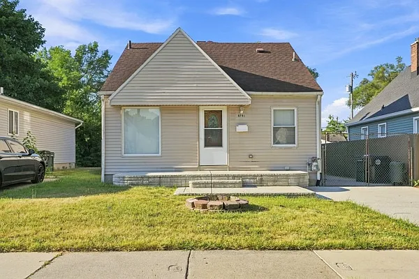 6 bed, 2352 sqft, $3,000 — Photo 2