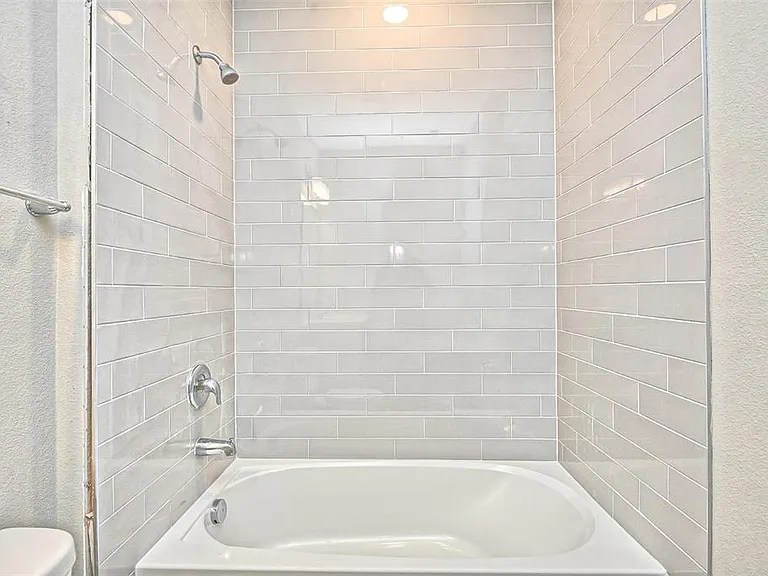 6427 Cyrils Dr — Photo 20