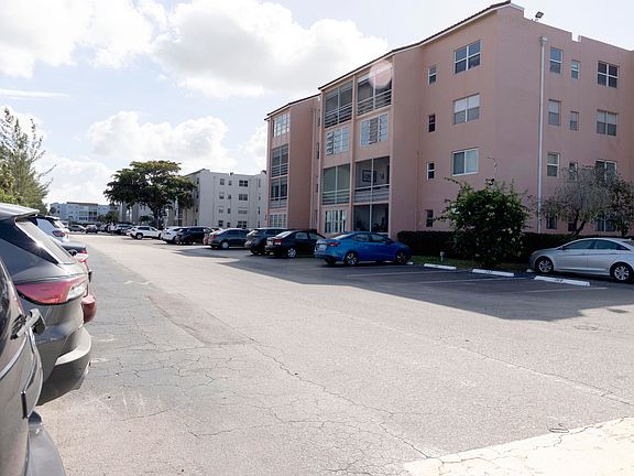 2nd image of 2851 Somerset Drive #116
