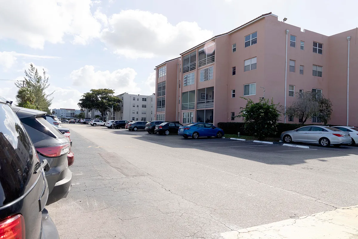 Building Photo - 2851 Somerset Dr