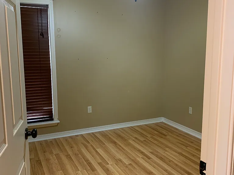 100 Hawthorne Dr — Photo 22
