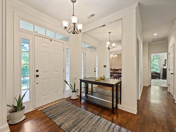 2nd image of 102 Gas Lamp Cir