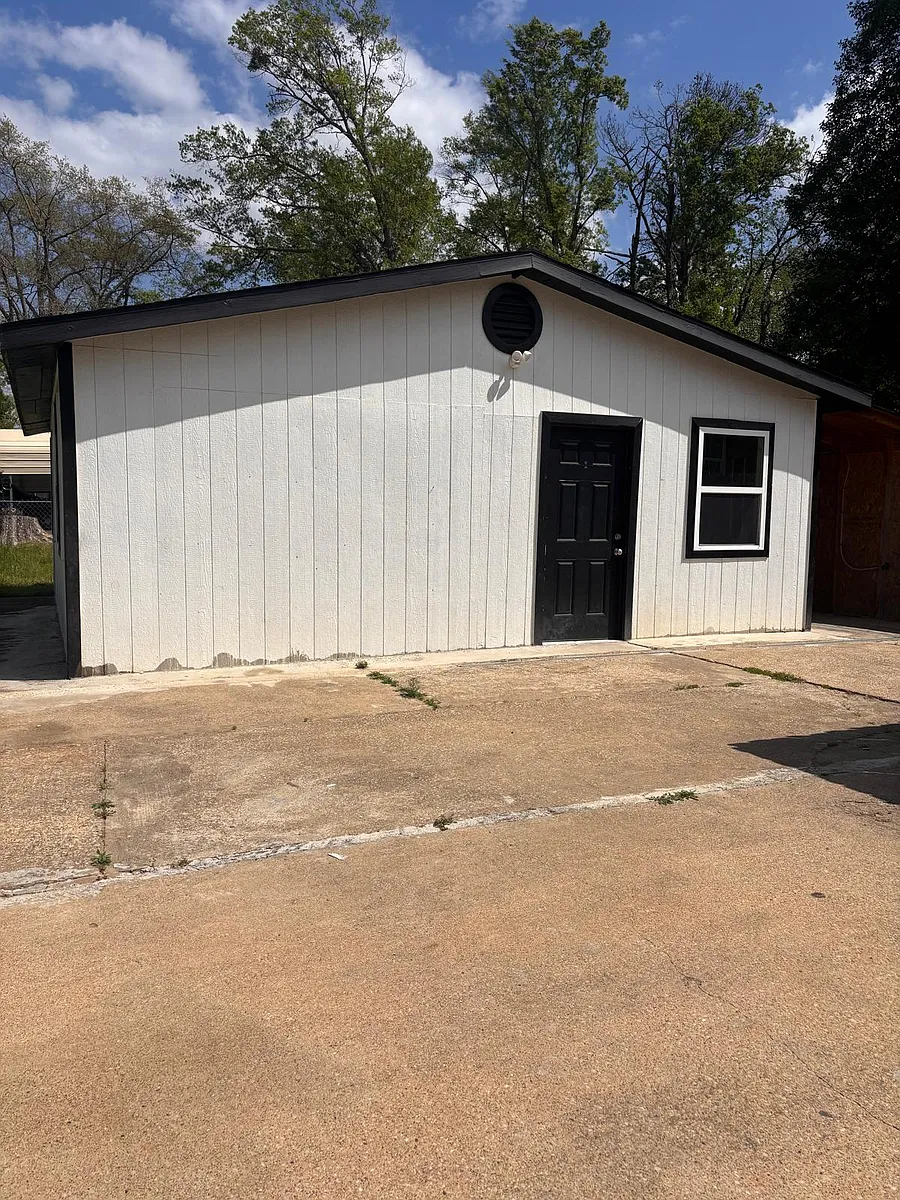 Building Photo - 1206 S Peach Ave #101