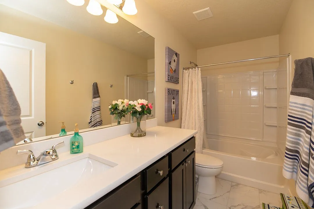 4 bed, 4400 sqft, $4,500 — Photo 2