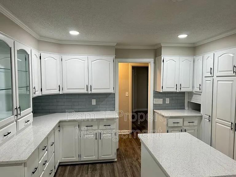 2411 E 39th St — Photo 9