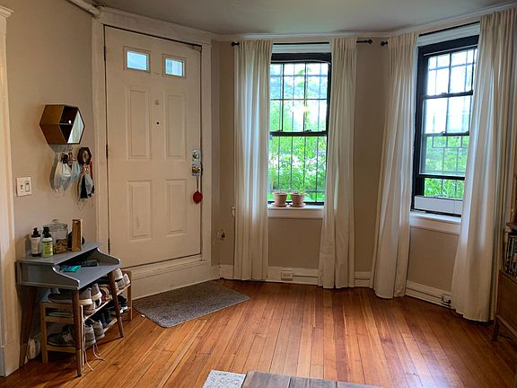 The Entrance to the House. Please note the furniture of the existing tenant is moved out. The room will be empty.
