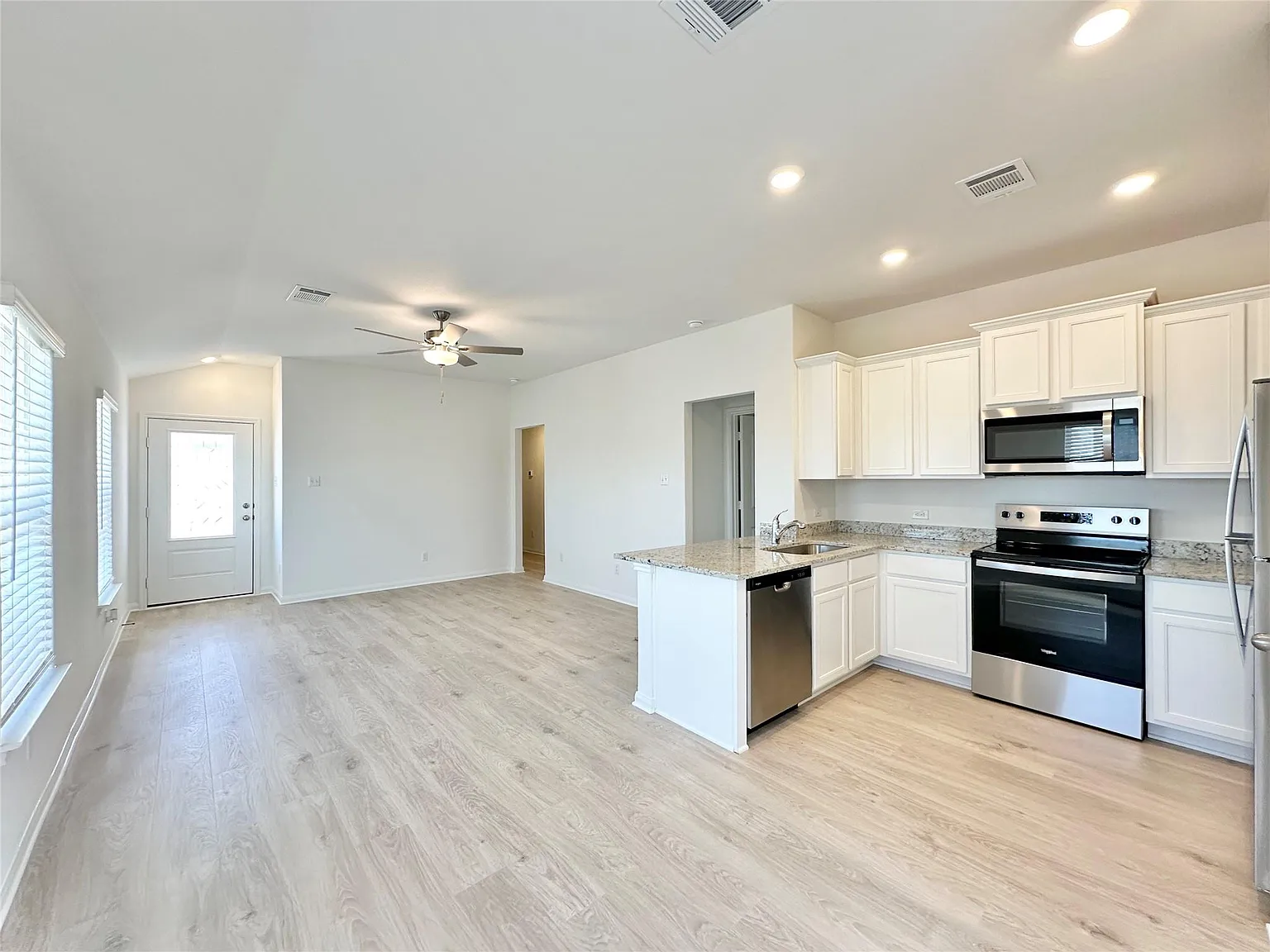 3 bed, 2.0 bath, 1076 sqft, $2,105 — Photo 3