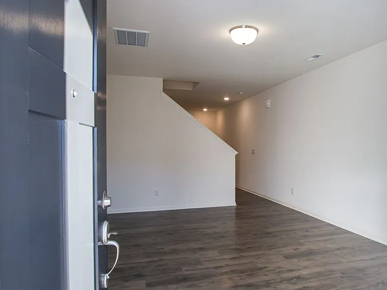 7050 Duncan Acres Dr — Photo 2