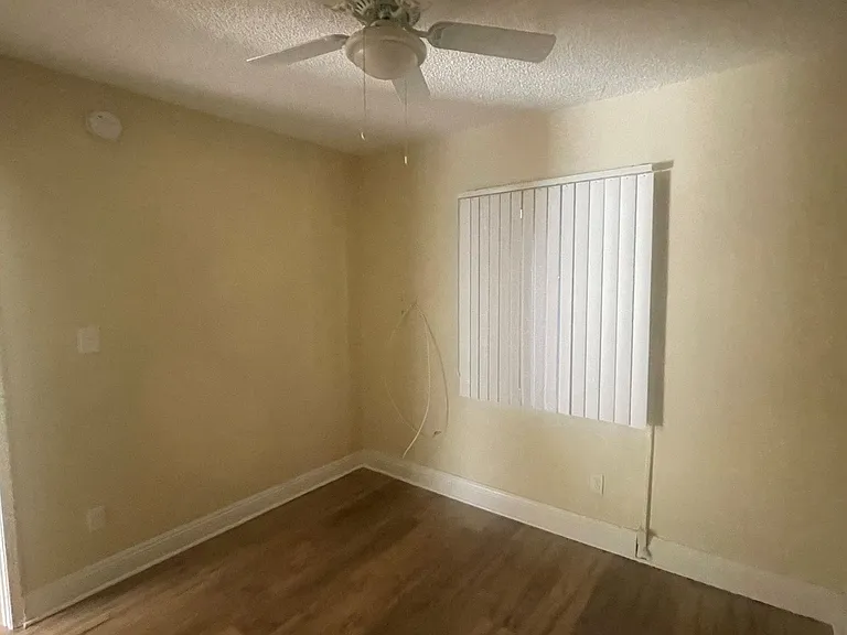 1211 W 37th Pl — Photo 2