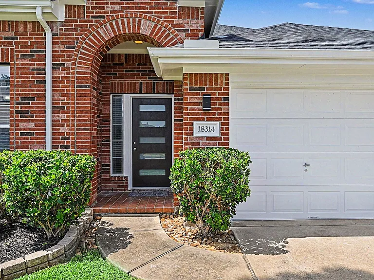 18314 Manorcliff Ln — Photo 2