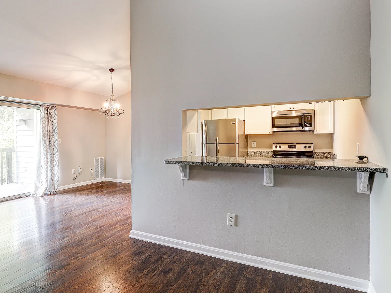 2 bed, 1045 sqft, $2,000 — Photo 3