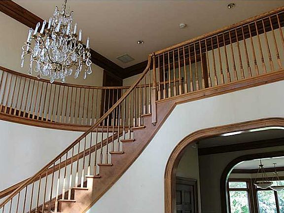 2nd image of 817 Mariposa Ct