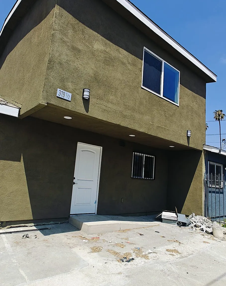 3 bed, 900 sqft, $3,550 — Photo 1
