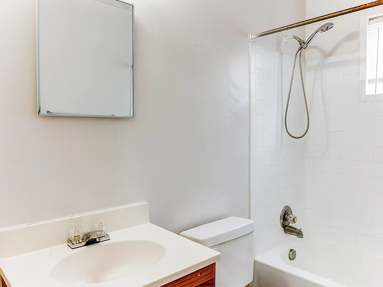 Harbor Square Apartments — Photo 11
