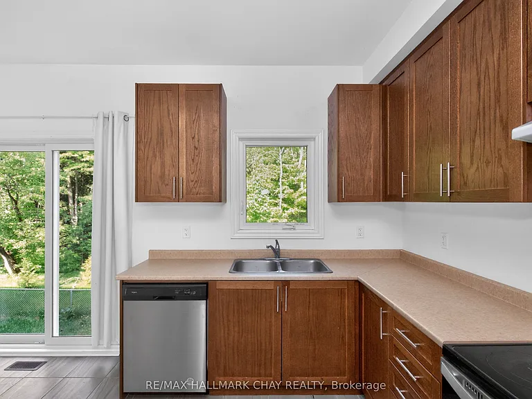 38 Milson Cres — Photo 12