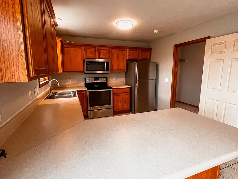 765 Stanford Ct — Photo 2