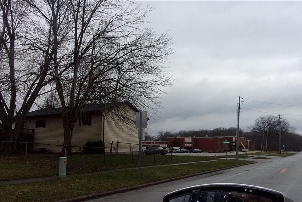 2nd image of 810 S Green Meadow Dr