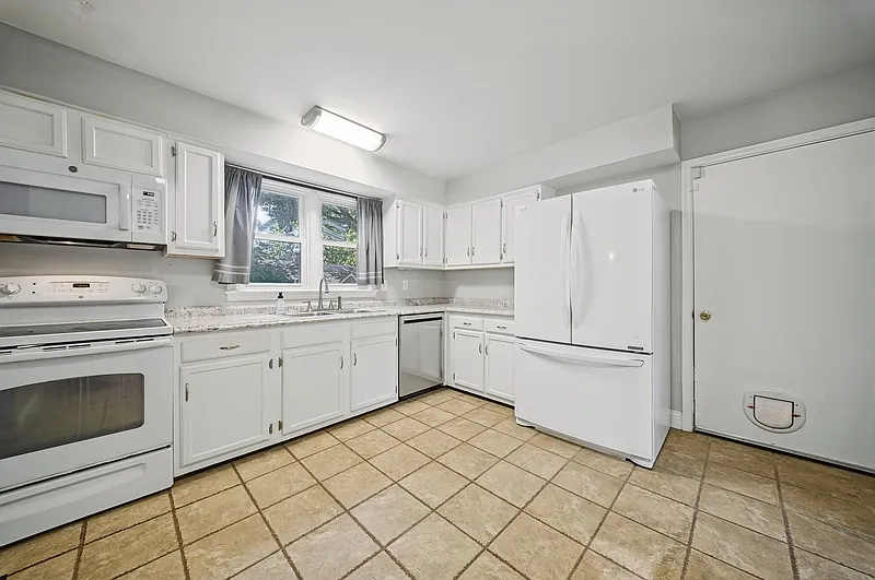 4 bed, 2.5 bath, 1800 sqft, $2,600 — Photo 2