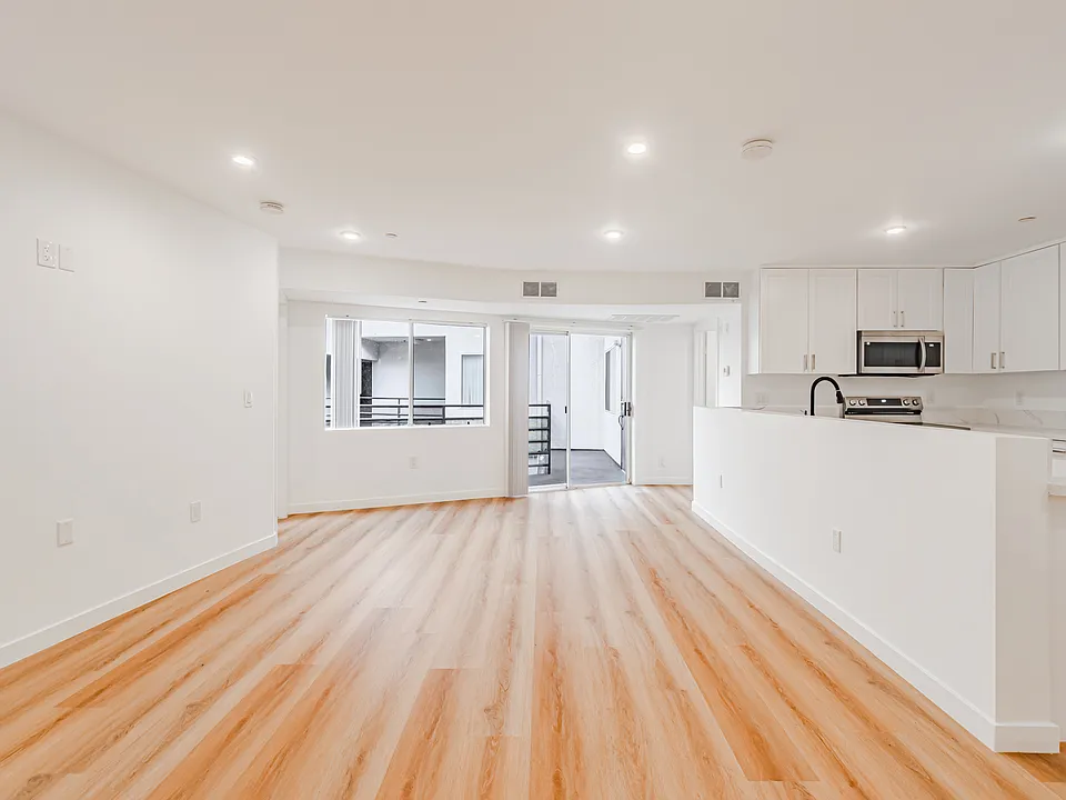 1755 N El Cerrito Pl #405